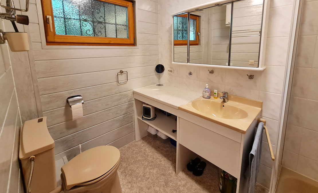 Badezimmer mit Dusche im Erdgeschoss